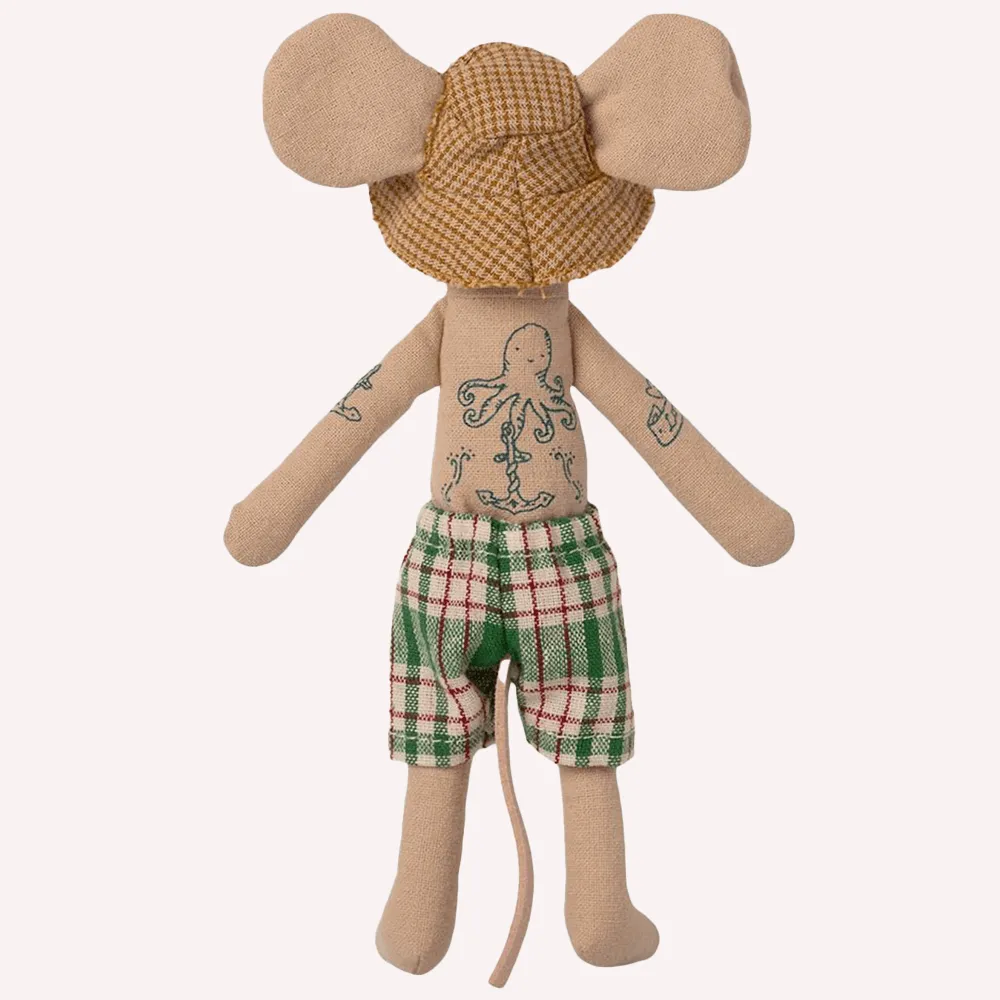 Beach Mice, Dad in Cabin de Plage